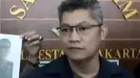 Satreskrim Polresta Surakarta menyita sejumlah atribut Polri dari seorang polisi gadungan asal Cilandak Barat, Cilandak, Jakarta Selatan. (Liputan 6 SCTV)
