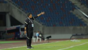 Pelatih Timnas Indonesia U-22, Indra Sjafri memberikan instruksi kepada anak asuhannya saat menghadapi Filipina dalam laga pertama Grup C SEA Games 2025 di 700th Anniversary Stadium, Chiang Mai, Senin (8/12/2025). (Bola.com/Bagaskara Lazuardi)