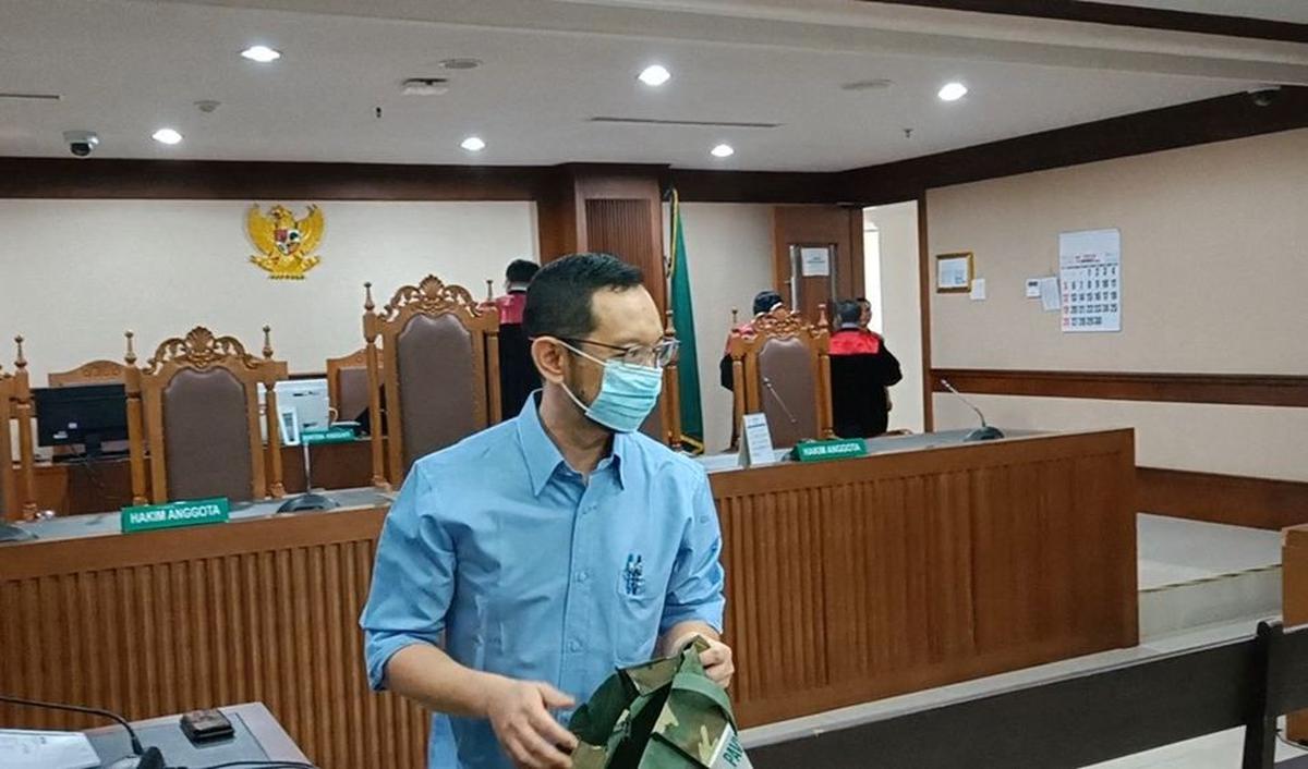Selain mendakwa menerima gratifikasi Rp50 miliar, Andhi juga didakwa Jaksa menerima uang gratifikasi dalam bentuk dolar Amerika sekitar USD264,500 dolar atau setara dengan Rp3 miliar. Serta 409.000 dolar Singapura atau senilai Rp4 miliar.<br>