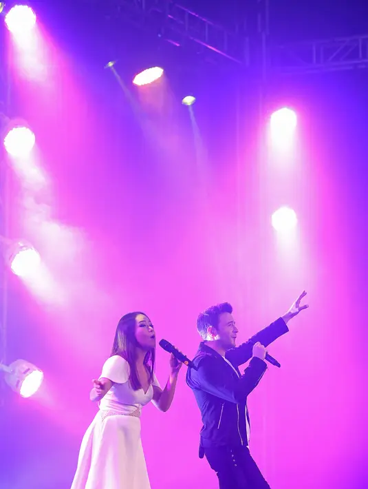 Penampilan Shane malam itu memang begitu spesial, dan ia juga mempersembahkan khusus untuk para penggemarnya yang hadir saat itu. Mantan personel Westlife ini juga ternyata punya janji untuk fansnya di Indonesia. (Bambang E. Ros/Bintang.com)