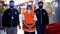 Uang 924 juta dalam pecahan rupiah, ringgit Malaysia, dollar Amerika Serikat (AS), dollar Singapura, dan baht Thailand menjadi barang bukti penangkapan Yana Mulyana. (Liputan6.com/Angga Yuniar)