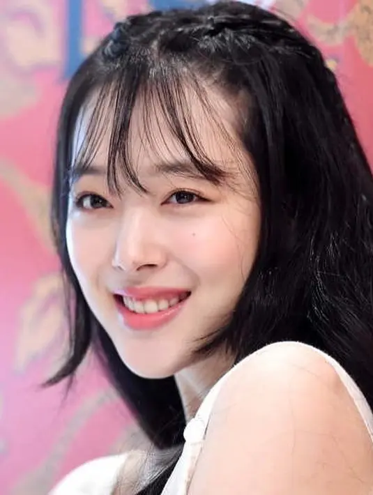 <p>Film ini sangat berharga bagi para penggemar, teman, dan keluarga Sulli karena akan menampilkan wawancara terakhir pada tahun 2019 yang diikuti oleh sang idola sebelum dia meninggal pada bulan Oktober tahun tersebut, saat syuting untuk serial Persona: Sulli. (Foto: Instagram Sulli/ jelly_jilli)</p>