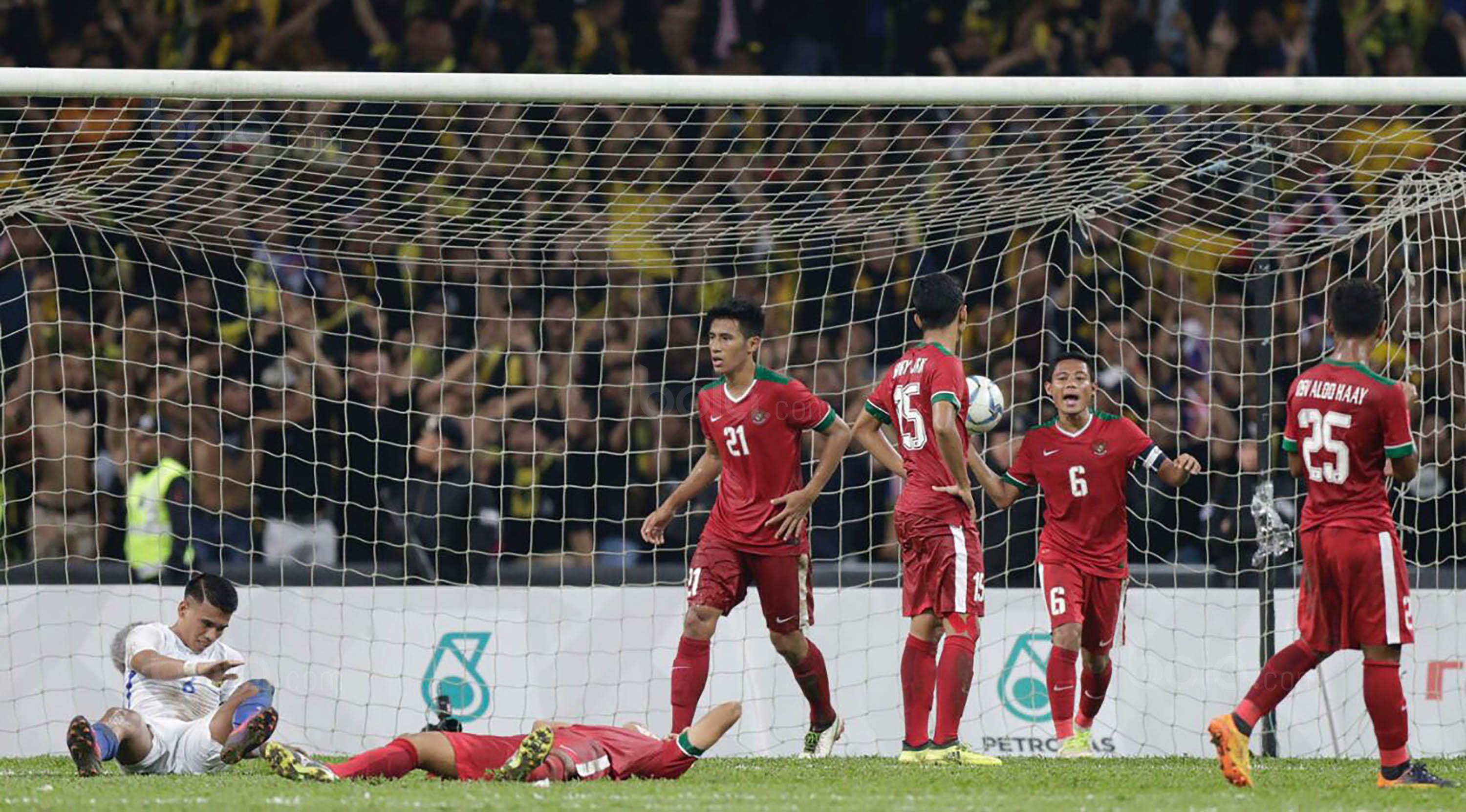 Kapten timnas indonesia, Evan Dimas, memberikan semangat kepada rekannya usai kebobolan dari Malaysia pada laga semifinal Sea Games 2017 di Stadion Shah Alam, Selangor, Sabtu (26/8/2017). Malaysia menang 1-0 atas Indonesia. (Bola.com/Vitalis Yogi Trisna)