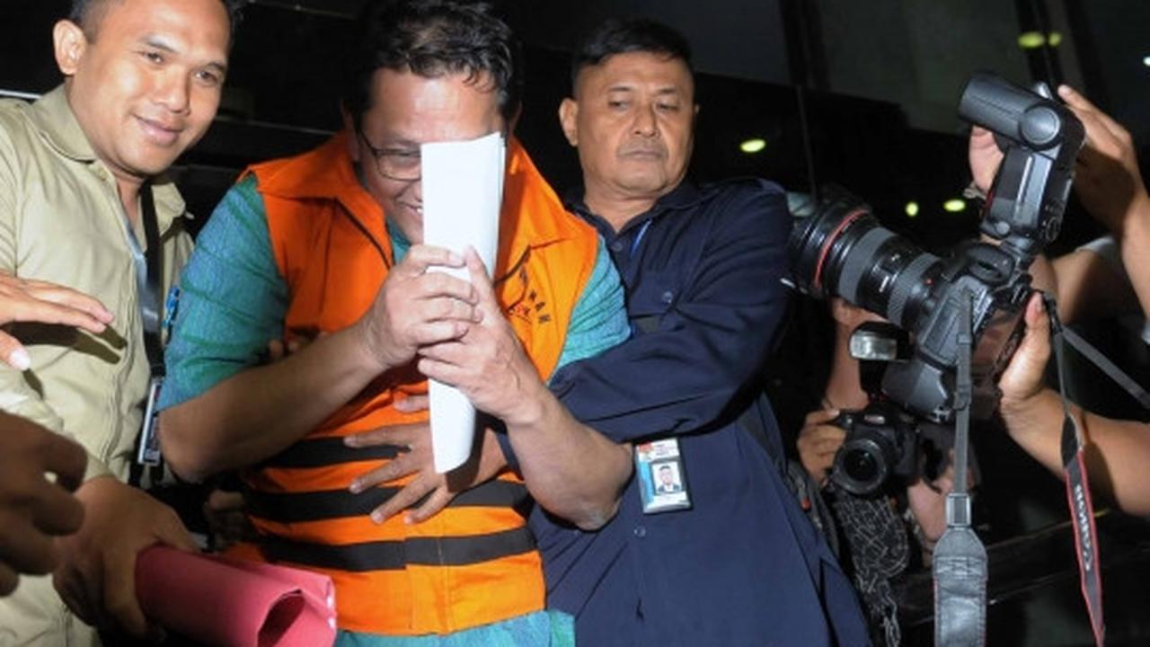 Raut malu 3 tersangka suap Bank Banten pakai rompi tahanan KPK