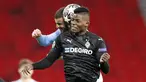 Penyerang Borussia Monchengladbach, Breel Embolo dan bek Manchester City, Kyle Walker bersaing menyundul bola pada leg kedua babak 16 besar Liga Champions di Puskas Arena, Budapest, Rabu (17/3/2021) dini hari WIB. Menang 2-0, Manchester City merebut tiket perempat final. (AP Photo/Laszlo Balogh)