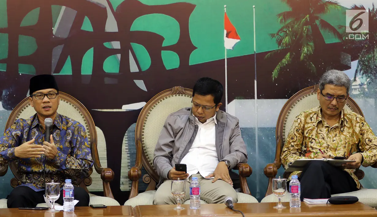 Anggota MPR F-PAN Yandri Susanto (kiri), Anggota MPR F-Golkar Ichsan Firdaus (tengah) dan perwakilan BNP2TKI Freddy Panggabean saat diskusi Empat Pilar MPR, Jakarta, Senin (5/11). Tema diskusi Perlindungan Tenaga Kerja Indonesia. (Liputan6.com/JohanTallo)