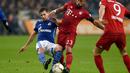 Pemain Bayern Munich, Arturo Vidal (tengah) berebut bola dengan pemain Schalke 04, Leon Goretzka pada lanjutan Bundesliga di Gelsenkirchen, Jerman,Minggu (22/11/2015) dini hari WIB. Bayern Munich  menang 3-1. (AFP Photo/Patrik Stollarz)