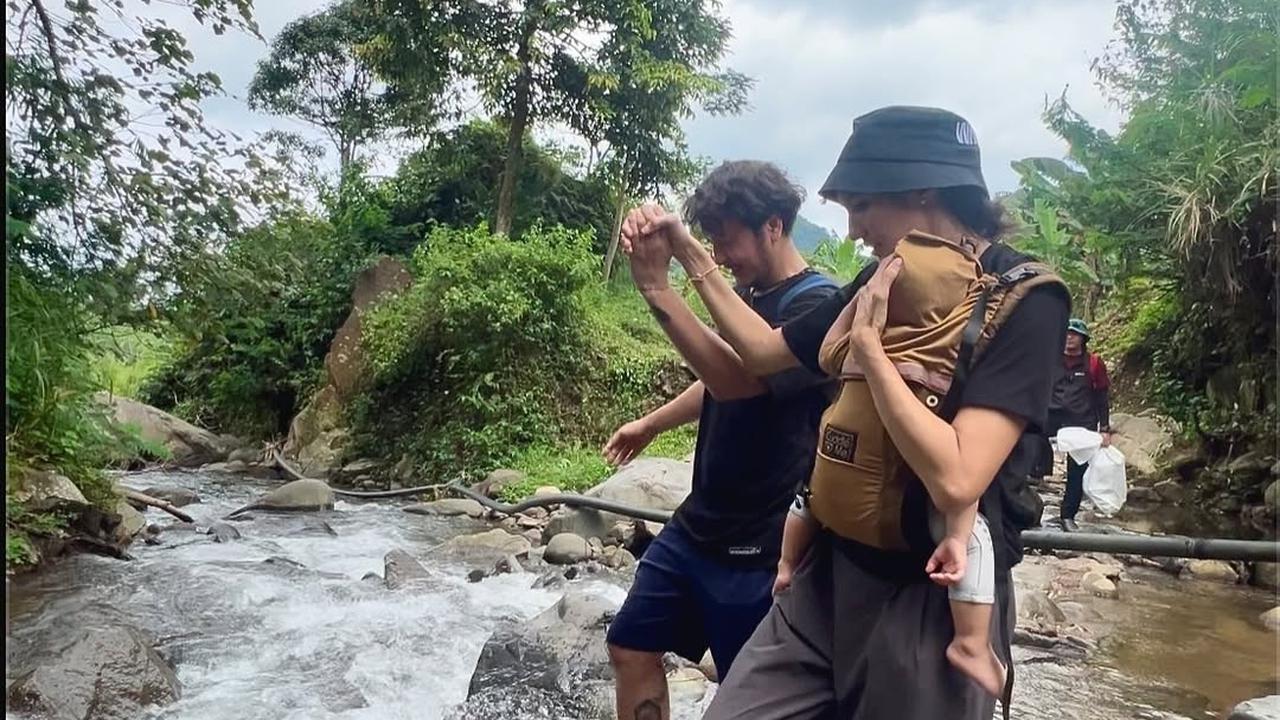 Potret Nadine Chandrawinata Ajak 2 Anaknya ke Curug, Kompak Sama Dimas Anggara