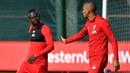 Pemain Liverpool Sadio Mane (kiri) berbincang dengan Fabinho saat sesi latihan di Kompleks Melwood, Liverpool, Inggris, Senin (16/9/2019). Liverpool akan menghadapi Napoli pada laga perdana Grup E Liga Champions 2019-2020. (Paul ELLIS/AFP)