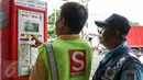 Petugas parkir melakukan transaksi dengan mesin terminal parkir elektronik (TPE) di jalan Sabang, Jakarta, Kamis (25/2). Pemprov DKI Jakarta berencana menambah mesin terminal parkir elektronik (TPE) atau parkir meter. (Liputan6.com/Yoppy Renato)