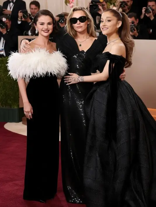 Reuni manis terjadi di karpet merah Golden Globe Awards 2026 saat Selena Gomez dan Miley Cyrus tampil berdampingan dengan aura bintang yang sama-sama kuat. [Dok/mileyssavage].