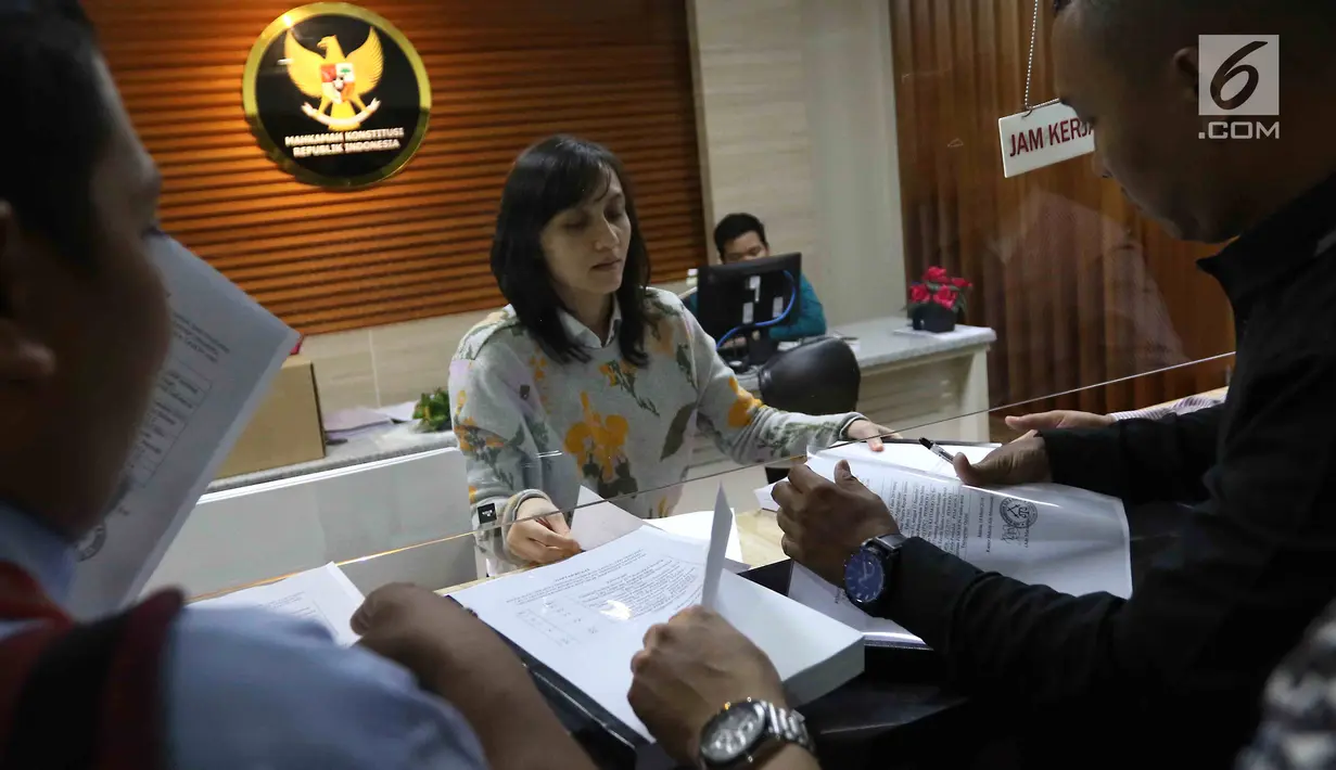 Pengemudi taksi online menyerahkan permohonan uji materi UU Lalu Lintas dan Angkutan Jalan ke Mahkamah Konstitusi (MK), Jakarta, Rabu (14/3). Mereka meminta MK mengkaji aturan bagi pengguna GPS di HP akan dikenai sanksi tilang. (Liputan6.com/Angga Yuniar)