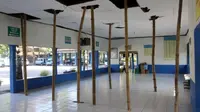 Sembilan tiang menyangga kuda-kuda atap ruang tunggu Terminal Pilangsari, Sragen, karena struktur atapnya nyaris ambruk, Selasa (21/5/2019). (Solopos/ Tri Rahayu)