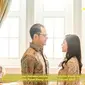 Prosesi pemeriksaan dokumen persyaratan pernikahan Danny Rukmana dan Raiyah di Kantor Urusan Agama (KUA) Tanah Abang, Jakarta, 13 Februari 2020.  (dok. Instagram @tututsoeharto/https://www.instagram.com/p/B8g1bAlA2ri/?hl=en/Putu Elmira)