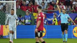 Pemain Portugal, Cristiano Ronaldo (kiri) mendapatkan kartu kuning dari wasit saat laga Grup F Euro 2024 melawan Georgia di Arena AufSchalke, Gelsenkirchen, Jerman, Kamis (27/06/2024) dini hari WIB. (AP Photo/Alessandra Tarantino)