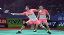Aksi Tontowi Ahmad menjangkau kok saat melawan pasangan Jepang, Yugo Kobayashi/Misaki Matsutomo pada babak kedua Indonesia Open 2018 di Istora Senayan, Jakarta, (5/6/2018). Tontowi/Liliyana menang 24-22, 21-19. (Bola.com/Nick Hanoatubun)