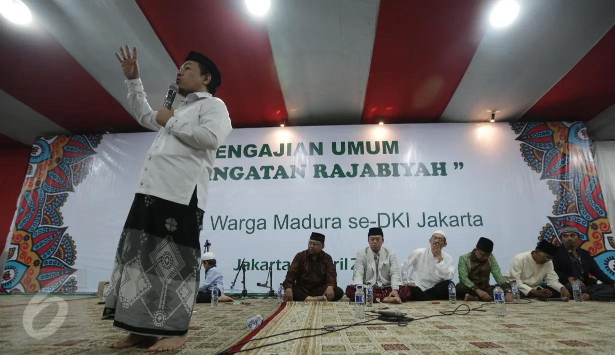 Tokoh Muda NU, H. Nusron Wahid saat menghadiri pengajian umum peringatan Rajabiyah, Jakarta, Minggu (2/4). Sebanyak 2500 masyarakat madura yang berada di Jakarta hadir untuk mengikuti pengajian umum. (Liputan6.com/Faizal Fanani)