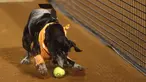 Seekor anjing yang akan diadopsi dari LSM Anonymous Paws melakukan pengambilan bola saat turnamen tenis Rio Open di Rio de Janeiro, Brasil, 15 Februari 2022. (AP Photo/Bruna Prado)