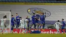 Gelandang Chelsea, Mason Mount (kedua dari kanan) melepaskan tendangan bebas ke gawang Leicester City dalam laga lanjutan Liga Inggris 2020/21 pekan ke-19 di King Power Stadium, Leicester, Selasa (19/1/2021). Chelsea kalah 0-2 dari Leicester City. (AFP/Tim Keeton/Pool)