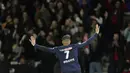Pemain Paris Saint-Germain, Kylian Mbappe, melakukan selebrasi setelah mencetak gol ke gawang Rennes pada laga Semifinal Piala Prancis di Stadion Parc des Princes, Rabu (3/4/2024). PSG menang dengan skor tipis 1-0. (AP Photo/Thibault Camus)