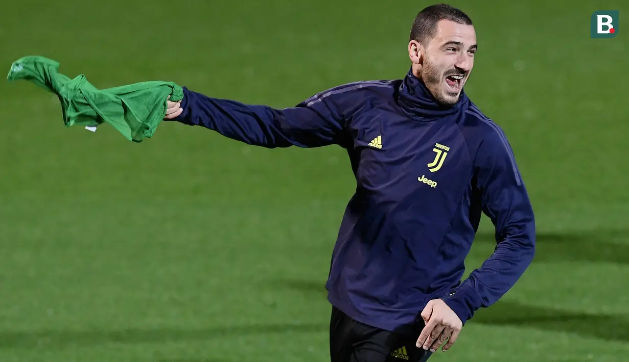 Pemain Juventus, Leonardo Bonucci, tertawa saat latihan di Stadion Allianz, Turin, Senin (26/11). Latihan ini persiapan jelang laga Liga Champions melawan Valencia. (AFP/Marco Bertorello)