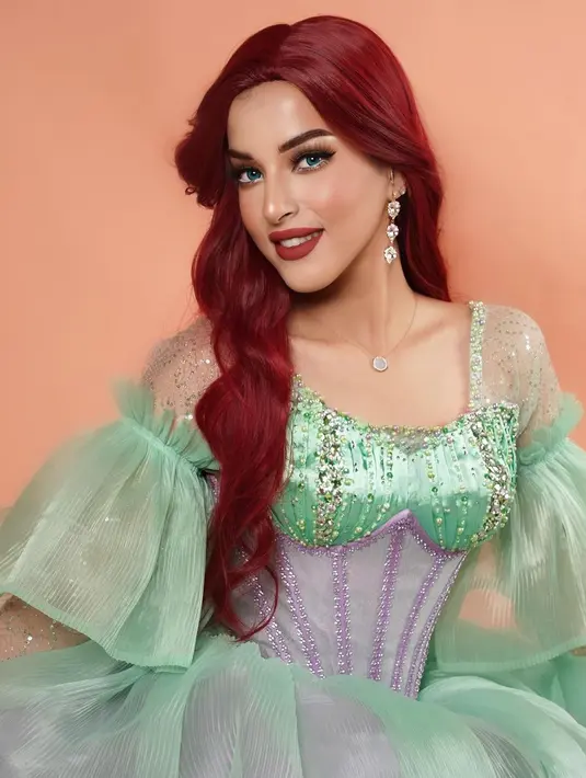 Wajahnya juga dirias makeup bold dalam rona merah yang senada dengan warna wig-nya.  [@tasyafarasya]