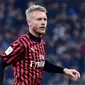 3. Simon Kjaer - Simon Kjaer membuktikan bahwa dirinya masih tangguh dalam menjaga lini pertahan AC Milan. Ketika Alessio Rogmanoli mengalami cedera, pemain asal Denmark ini mampu menjadi pemimpin di lini pertahanan AC Milan. (AFP/Alberto Pizzoli)