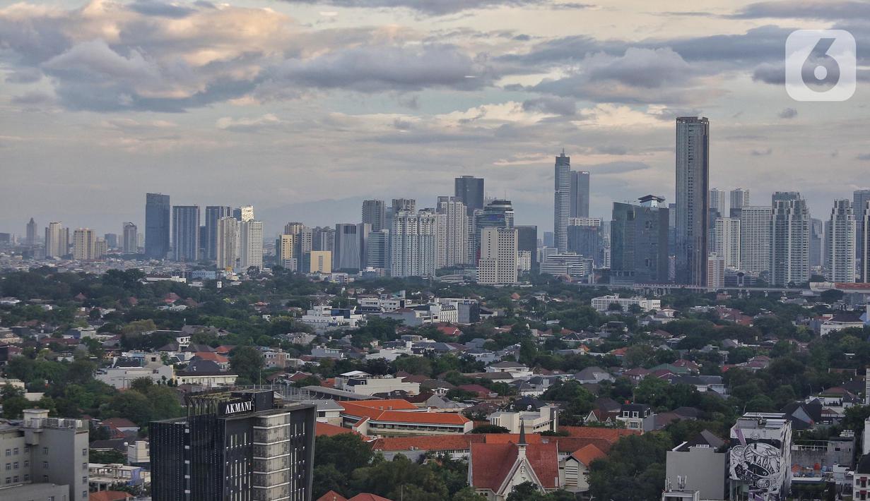 Gubernur Bank Indonesia, Perry Warjiyo dalam keterangan pers Rapat Dewan Gubernur (RDG) BI, Rabu (23/4/2025), menyampaikan bahwa pertumbuhan ekonomi masih diperkirakan berada di kisaran 4,7% hingga 5,5%, dengan titik tengah 5,1. (Liputan6.com/Angga Yuniar).