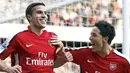 Arsenal&#039;s Robin Van Persie celebrates scoring the second goal with teammate, Samir Nasri during their Premier League match against Everton at Emirates Stadium, on October 18, 2008. AFP PHOTO/Glyn Kirk