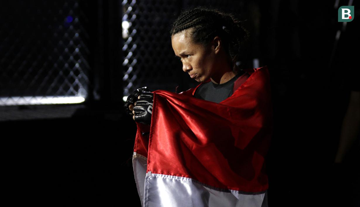 Petarung Indonesia, Priscilla Lumban Gaol, bersiap menghadapi petarung Filipina, Angelie Sabanal, pada laga One Championship di Istora Senayan, Jakarta, Sabtu (17/11). Priscilla meraih kemenangan angka di kelas atomweight. (Bola.com/Yoppy Renato)