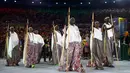 Kontingen atlet dari Burundi saat parade upacara pembukaan Olimpiade 2016 di Stadion Maracana, Rio de Janeiro, Brasil (5/8).Kostum-kostum unik yang dipakai peserta juga menambah daya tarik pembukaan Olimpiade 2016 kali ini. (REUTERS / Kai Pfaffenbach)