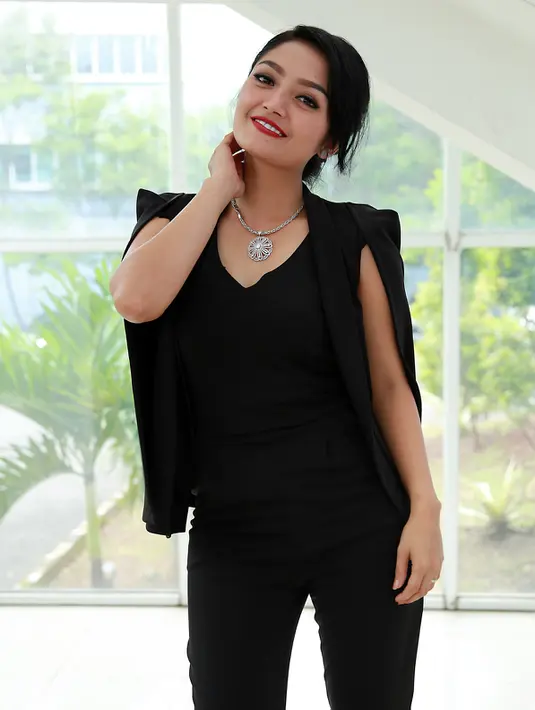 "Pas tadi dibilang tidak dapat izin rekor MURI, aku pribadi kaget. Seriusan enggak dapat. Ternyata pak Jaya bilang harusnya rekor dunia," aku Siti Badriah, di Lanud Halim Perdanakusuma, Jakarta Timur, Jumat (15/4/2016). (Deki Prayoga/Bintang.com)