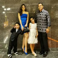 "Jangan hanya berjanji, jangan juga asal-asalan ngomong. Pokoknya sebelum kamu lakukan kamu pikir dulu Mikhayla. Karena kamu sudah ngomong nggak bisa ditarik kembali," pesan Nia untuk sang putri. (Instagram/ramadhaniabakrie)