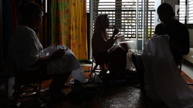 Perajin membuat pola batik bunga anggrek khas Tangerang Selatan pada kain di tempat pembuatan batik kawasan Pamulang, Minggu (21/10). Batik Tangsel ini sudah menembus pasar dunia seperti Makao, Kamboja, China, Hanoi dan Bangkok. (Merdeka.com/Arie Basuki)