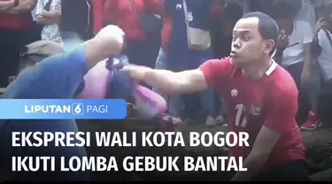 Memeriahkan Peringatan Kemerdekaan RI, Wali Kota Bogor, Bima Arya mengikuti lomba gebuk bantal di atas air. Lomba digelar untuk mendekatkan Muspida Kota Bogor dengan masyarakat.