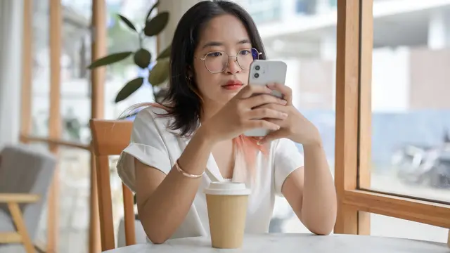 wanita juli menyendiri