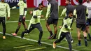 Gelandang Marseille, Dimitri Payet (ketiga kiri), bek Jordan Amavi (ketiga kanan) saat mengikuti latihan di stadion Dragao di Porto (2/11/2020). Marseille akan bertanding melawan Porto pada  Grup C Liga Champions di di Estadion Do Dragao, Portugal. (AFP/Carlos Costa)