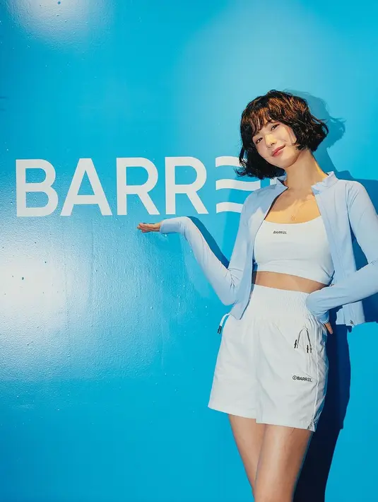 Tak dapat dipungkiri kalau Nana terbukti tetap cantik paripurna dengan gaya rambut apa pun. [Foto: Instagram/ getbarrel.official]