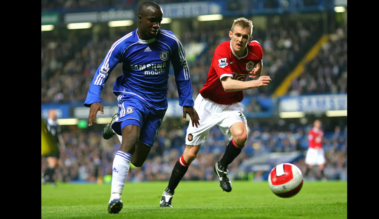 Chelsea, Lassana Diarra (kiri) berebut bola dengan pemain Manchester United, Darren Fletcher pada laga lanjutan Liga Inggris 2006/2007 di Stamford Bridge, London, 09 Mei 2007. Diarra hengkang dari The Blues menuju Arsenal pada 2007 dengan harga 2,9 juta euro. (AFP/Carl De Souza)