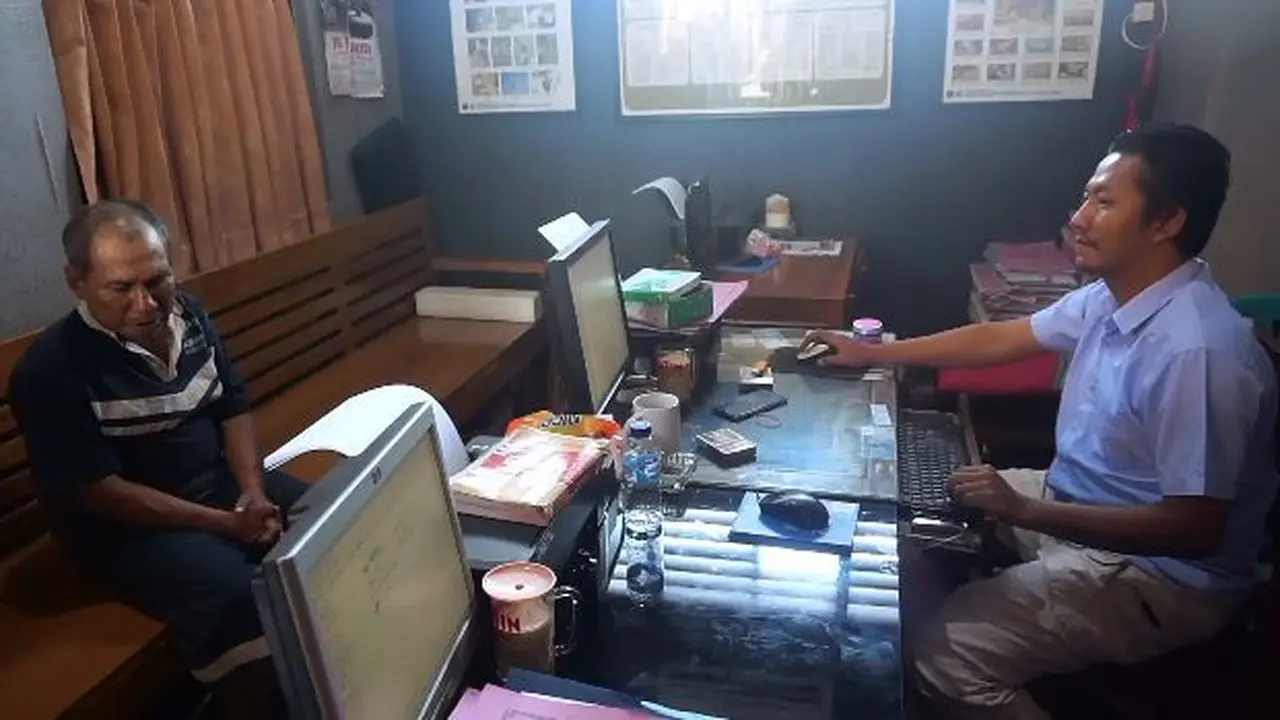 Polisi memerksa tersangka pembunuhan di Warung Kopi, Terminal Pemalang. (Liputan6.com/Polres Pemalang/Muhamad Ridlo)