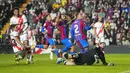 Pemain Barcelona Sergio Aguero (kedua kanan) dan pemain Philippe Coutinho (tengah) bereaksi setelah rekan setimnya Sergino Desta melewatkan peluang mencetak gol pada pertandingan La Liga Spanyol di Stadion Vallecas, Madrid, Spanyol, 27 Oktober 2021. Barcelona kalah 0-1. (AP Photo/Manu Fernandez)