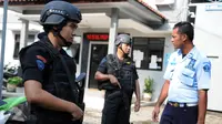Personel polisi berjaga di sekitar Dermaga Wijayapura menuju LP Nusakambangan, Cilacap, Jateng,dengan menyandang senjata laras panjang, Kamis (28/7). Jelang eksekusi mati, kepolisian melakukan sterilisasi di Pulau Nusakambangan (Liputan6.com/Helmi Afandi)