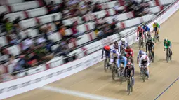 Sejumlah pebalap sepeda berkompetisi pada nomor omnium point race putri UCI Track Nations Cup 2023 di Jakarta International Velodrome, Rawamangun, Jakarta, Minggu (26/02/2023). (Bola.com/Bagaskara Lazuardi)