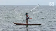 Nelayan menjaring ikan bilih secara tradisional di Danau Singkarak, Tanah Datar, Sumatra Barat, Kamis (22/6/2023). Sebagian masyarakat sekitar Danau Singkarak mejaring ikan bilih yang merupakan ikan endemik di Danau Singkarak karena mempunyai nilai jual ekonomi. (Liputan6.com/Angga Yuniar)
