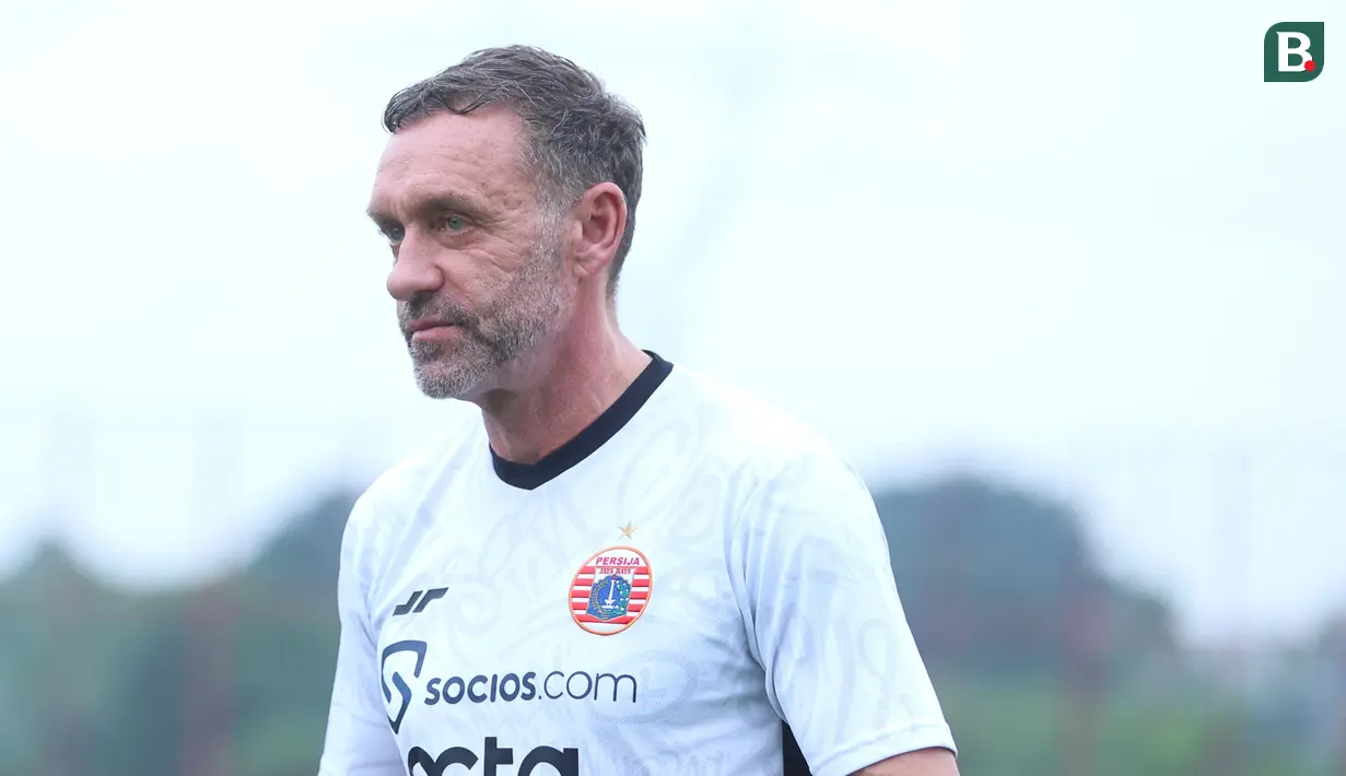 Pelatih Persija Jakarta, Thomas Doll, saat melawan Persikota Tangerang dalam uji coba di Nirwana Park, Sawangan, Depok, Kamis (15/2/2024). (Bola.com/M Iqbal Ichsan)