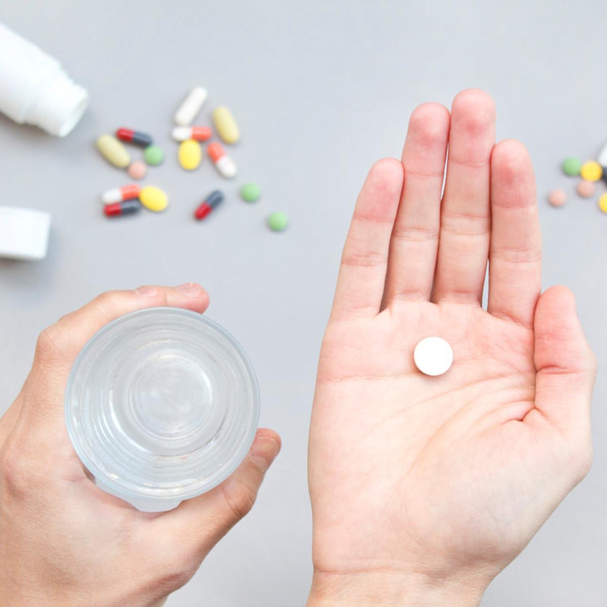 ilustrasi konsumsi obat pereda nyeri atau OAINS