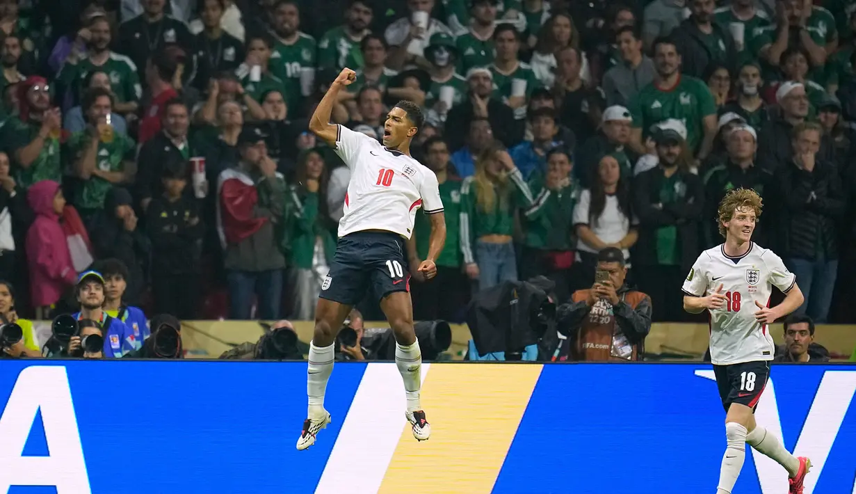 Pemain Inggris Jude Bellingham melakukan selebrasi  setelah mencetak gol pertama mereka selama pertandingan sepak bola babak 16 besar Piala Dunia antara Meksiko dan Inggris di Mexico City, Minggu, 5 Juli 2026. (AP Photo/Ricardo Mazalan)