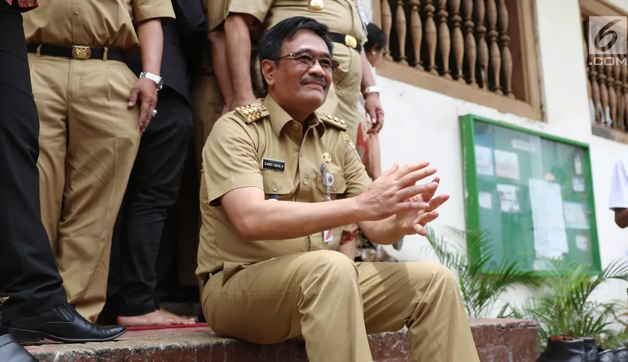 Gubernur DKI Jakarta, Djarot Saiful Hidayat seusai meresmikan proyek revitalisasi Masjid Jami Angke Al Anwar di Kampung Angke, Tambora, Selasa (10/10). Djarot ingin masjid tersebut terintegrasi sebagai paket wisata Kota Tua. (Liputan6.com/Angga Yuniar)