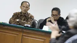 udi Mulya memperhatikan keterangan saksi ahli Komariah Emong Sapardjaja di Pengadilan Tipikor, Jakarta, Kamis (5/6/2014) (Liputan6.com/Faizal Fanani)
