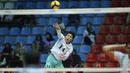 <p>Pemain Timnas Voli Putra Indonesia, Farhan Halim melakukan service sambil melompat saat menghadapi Thailand pada laga perebutan peringkat ke-9 AVC Senior Championship 2023 di Hall 2 Ghadir Arena, Urmia, Iran, Sabtu (26/8/2023). Indonesia menang 3-0 (25-21, 25-23, 25-21) atas Thailand. (AVCVolley)</p>